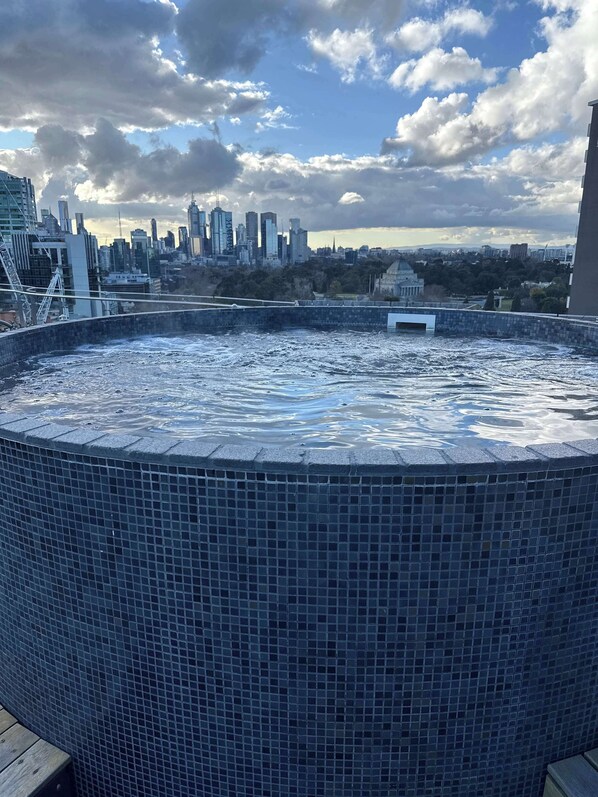 Bañera de hidromasaje al aire libre