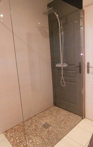 Douche, sĂšche-cheveux, serviettes fournies, savon