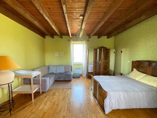 3 bedrooms, iron/ironing board, travel cot, free WiFi