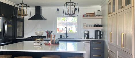 Kjøleskap, mikrobølgeovn, ovn og kokeplater