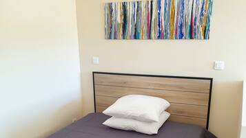 1 slaapkamer, een strijkplank/strijkijzer, wifi, beddengoed