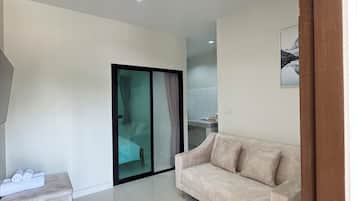 Habitación estándar, patio, vista a la laguna | Área de sala de estar