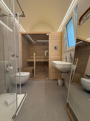 Suite Queen Superior 101 | Bathroom | Shower, hair dryer, towels, soap - Fiore di Maggio Suite Matera (Matera)