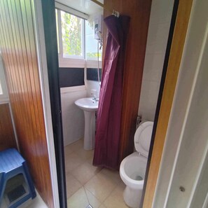 Serviettes fournies, papier toilette