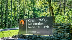 A sign for Great Smoky Mountains National Park. - Powder Peak 115-Heart of Gatlinburg-Sleeps 4 (Gatlinburg)