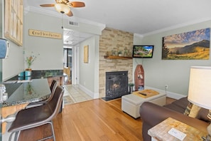 Televisión y chimenea