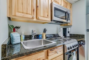 Fridge, microwave, stovetop, dishwasher