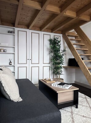 ซูพีเรียอพาร์ทเมนท์, ปลอดบุหรี่, วิวสวนหย่อม | บริเวณนั่งเล่น | ทีวีจอแบน 66 ซม. พร้อมช่องดิจิตอล