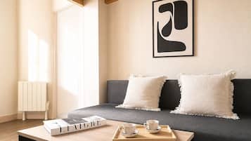 Superior Apartment, Non Smoking, Courtyard View | Living area