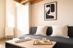 Appartement supérieur, non-fumeur, vue sur la cour intérieure | Aire de séjour | Téléviseur à écran plat de 66 cm avec télévision numérique