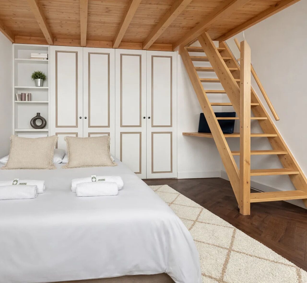 Appartement supérieur, non-fumeur, vue sur la cour intérieure | Aire de séjour | Téléviseur à écran plat de 66 cm avec télévision numérique