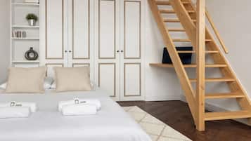 Appartement supérieur, non-fumeur, vue sur la cour intérieure | Aire de séjour | Téléviseur à écran plat de 66 cm avec télévision numérique