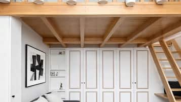 Appartement supérieur, non-fumeur, vue sur la cour intérieure | Aire de séjour | Téléviseur à écran plat de 66 cm avec télévision numérique