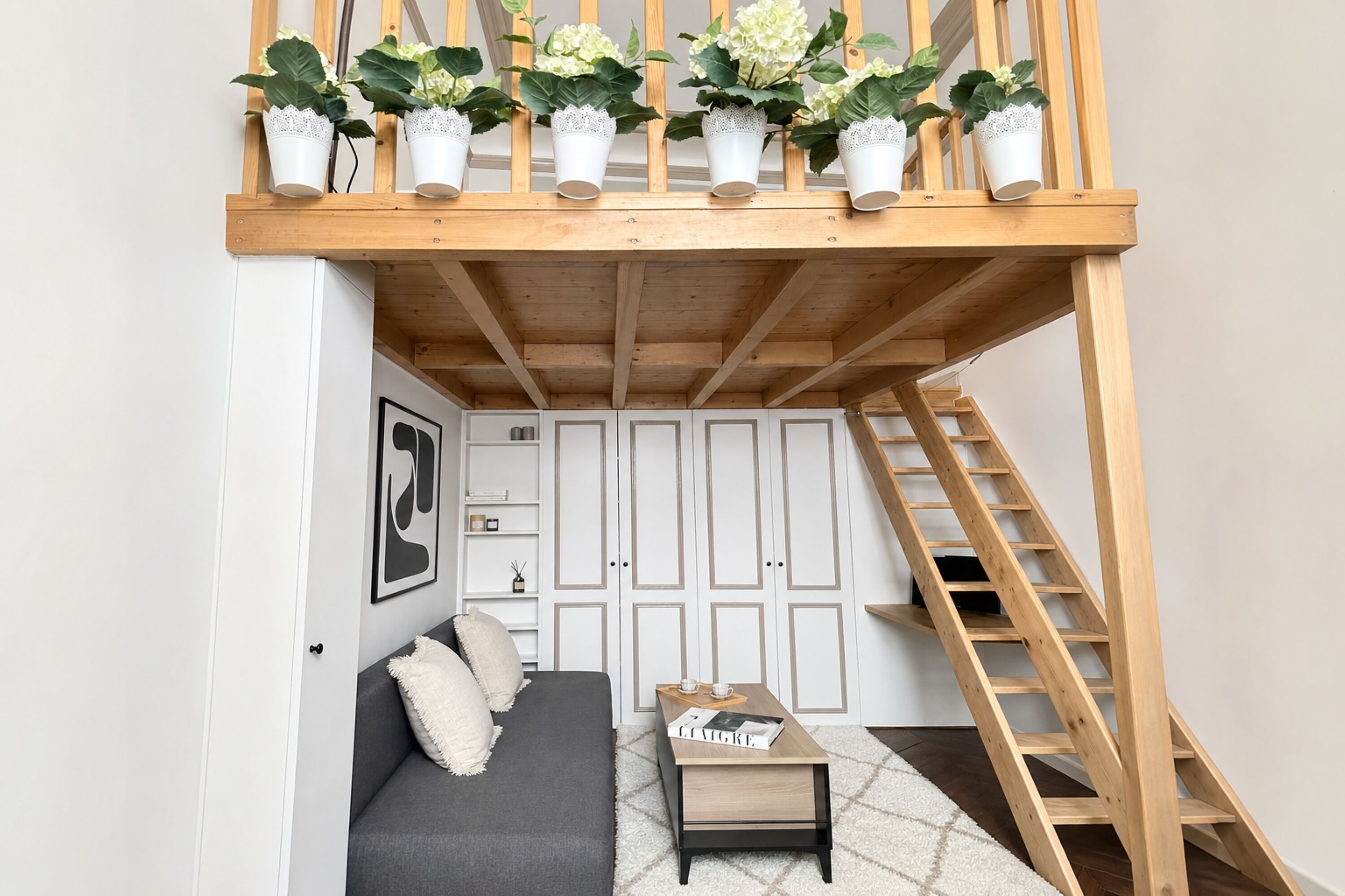 Superior-Apartment, Nichtraucher, Blick auf den Innenhof | Wohnbereich | 66-cm-Flachbildfernseher mit Digitalempfang