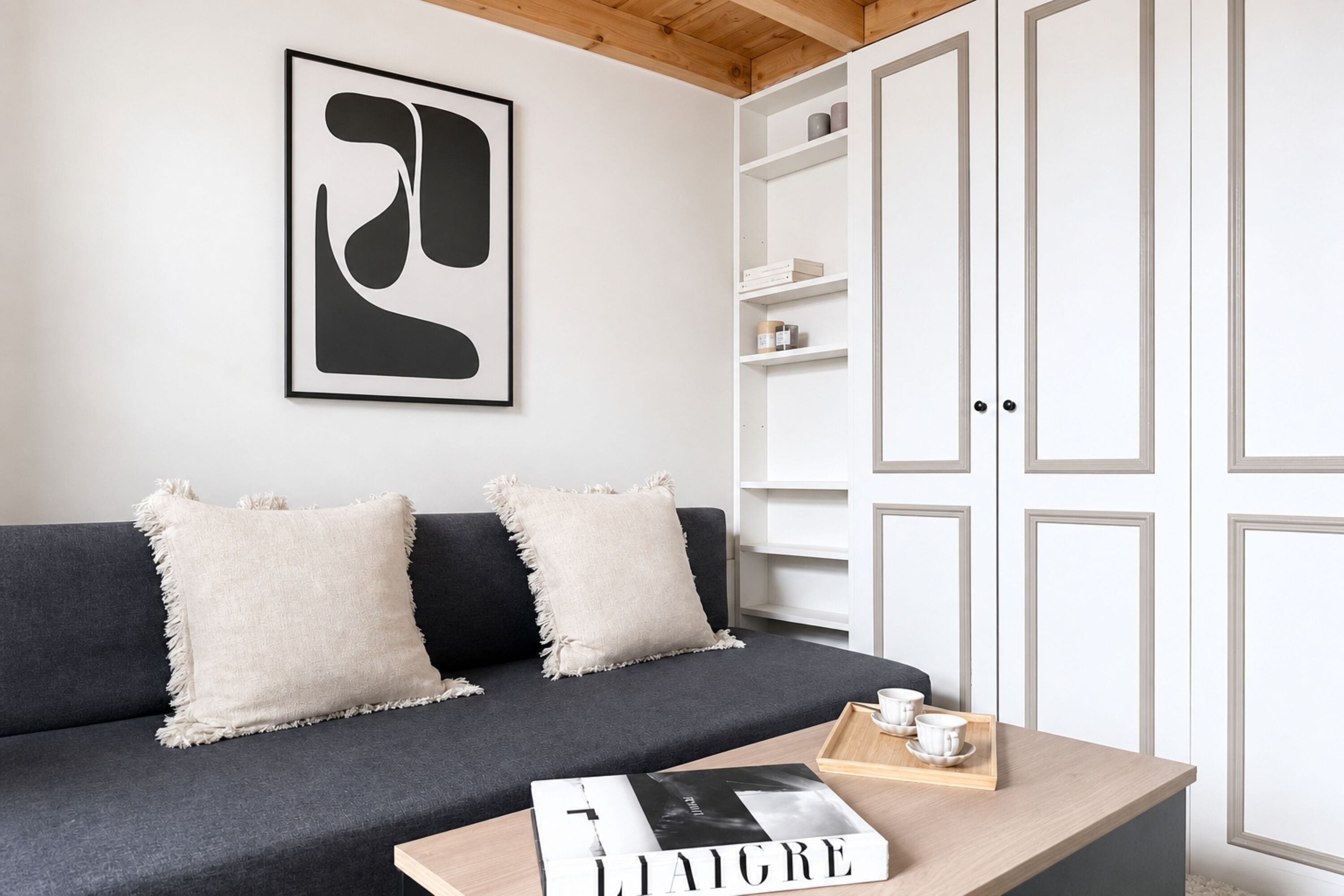 Superior Apartment, Non Smoking, Courtyard View | Living area | 66-cm flat-screen TV with digital channels