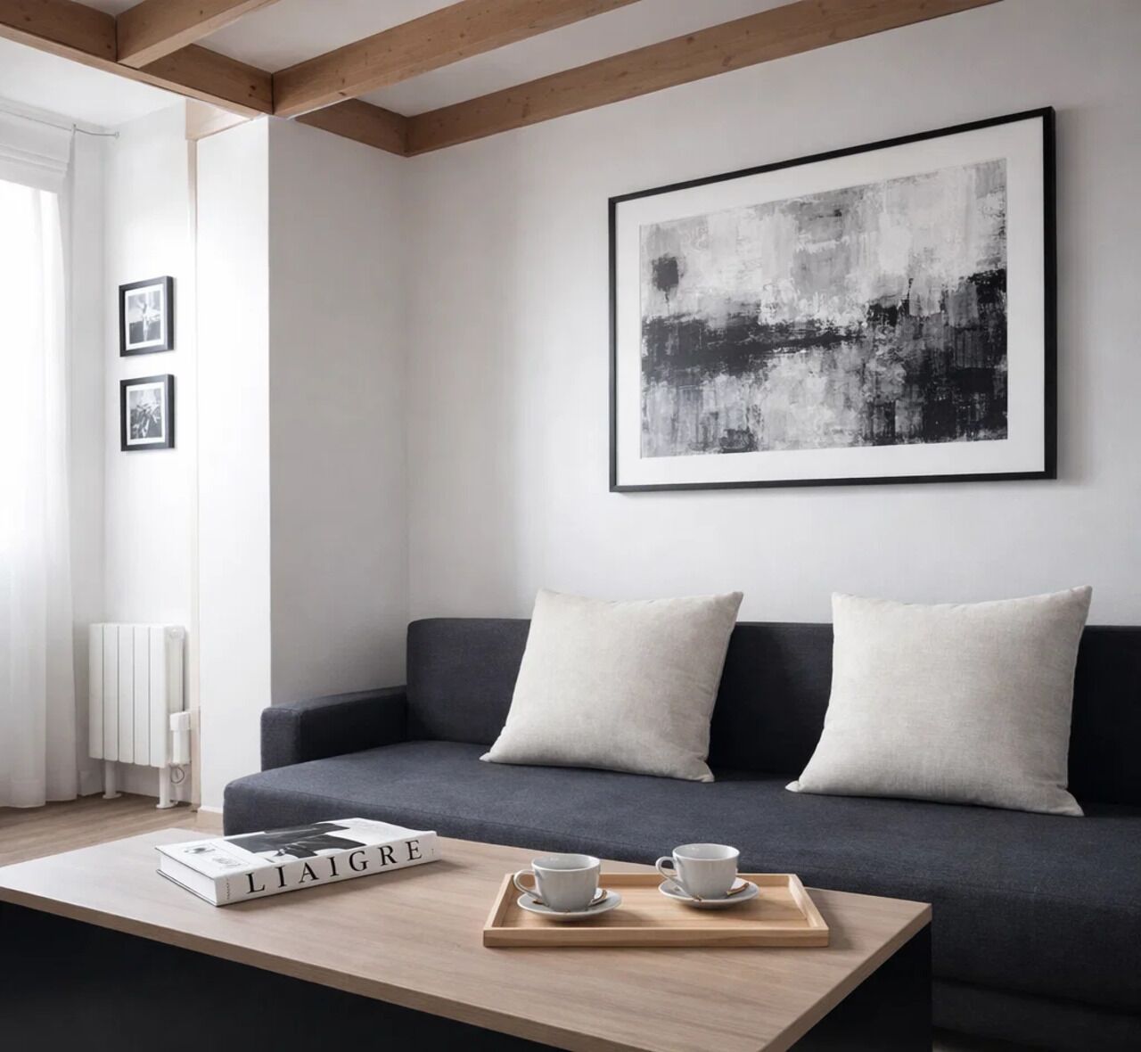 Appartement supérieur, non-fumeur, vue sur la cour intérieure | Aire de séjour | Téléviseur à écran plat de 66 cm avec télévision numérique