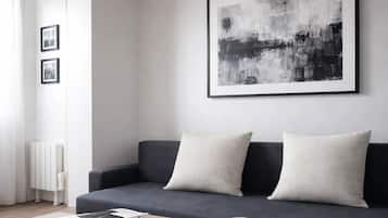 Appartement supérieur, non-fumeur, vue sur la cour intérieure | Aire de séjour | Téléviseur à écran plat de 66 cm avec télévision numérique