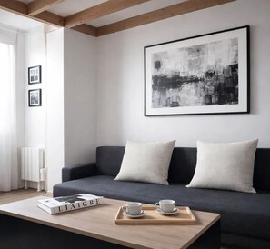 Superior appartement, niet-roken, uitzicht op de binnenplaats | Woonruimte | Een 66-cm flatscreentelevisie met digitale zenders