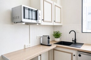 Superior Apartment, Non Smoking, Courtyard View | Private kitchen | Mini-fridge, microwave, stovetop, espresso maker - 511 Rambuteau (Paris)