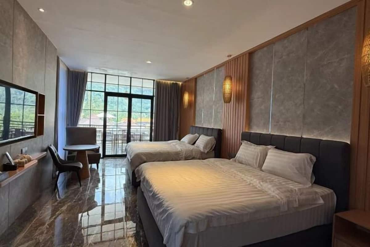 Frigobar (abastecido com alguns itens grátis), cortinas blackout
