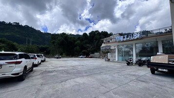 Un estacionamiento con varios SUVs blancos estacionados frente a un edificio que dice "VILLA88".