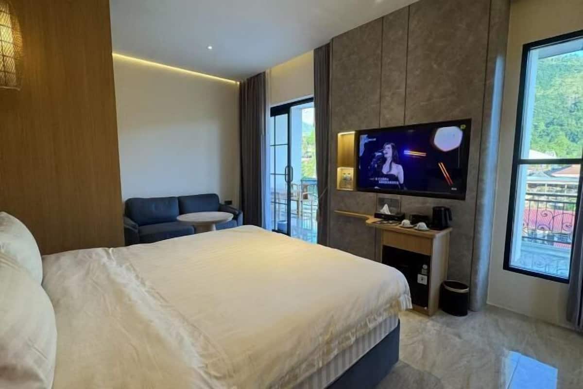 Minibar (mit einigen kostenlosen Artikeln), Verdunkelungsvorhänge