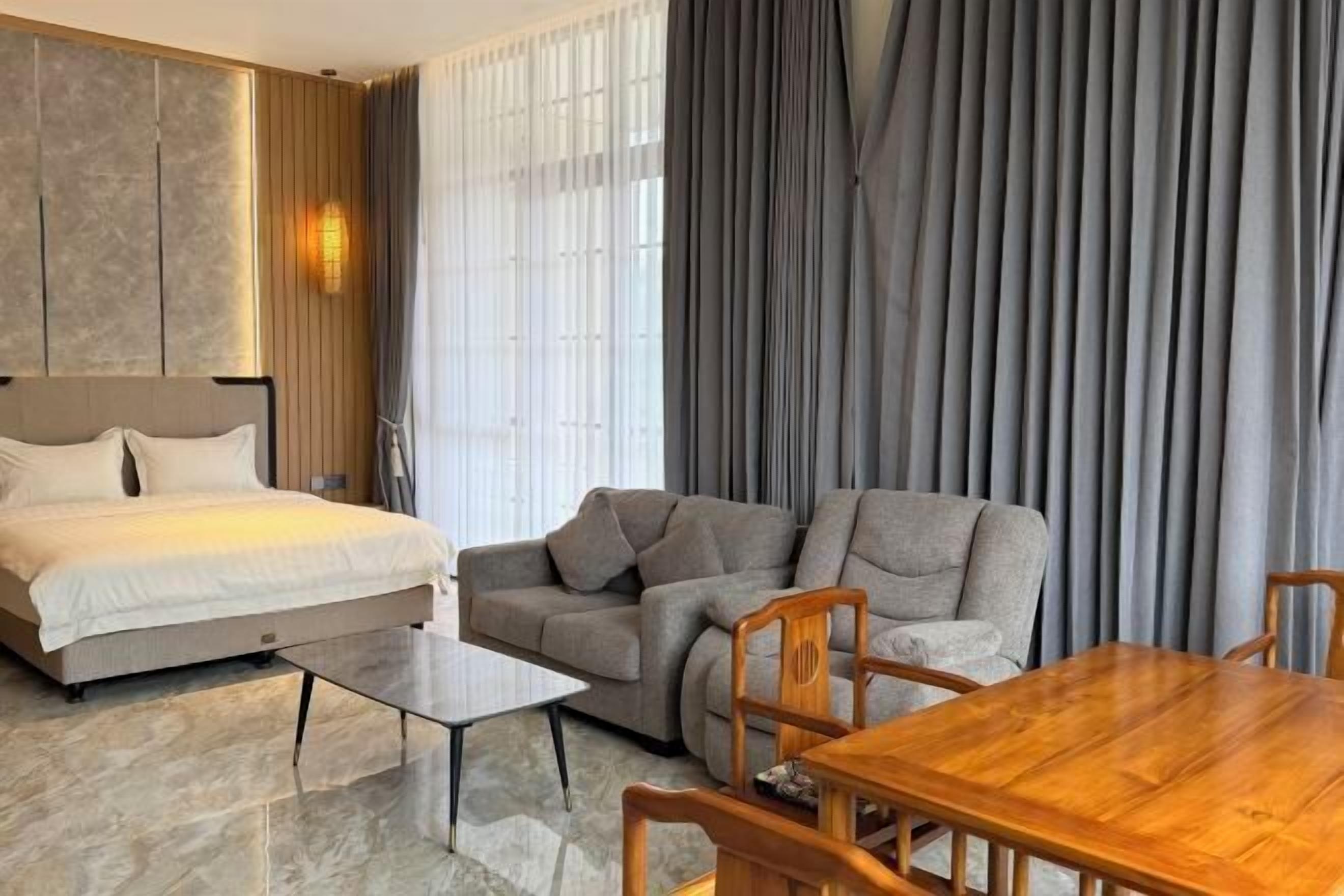 Minibar (mit einigen kostenlosen Artikeln), Verdunkelungsvorhänge