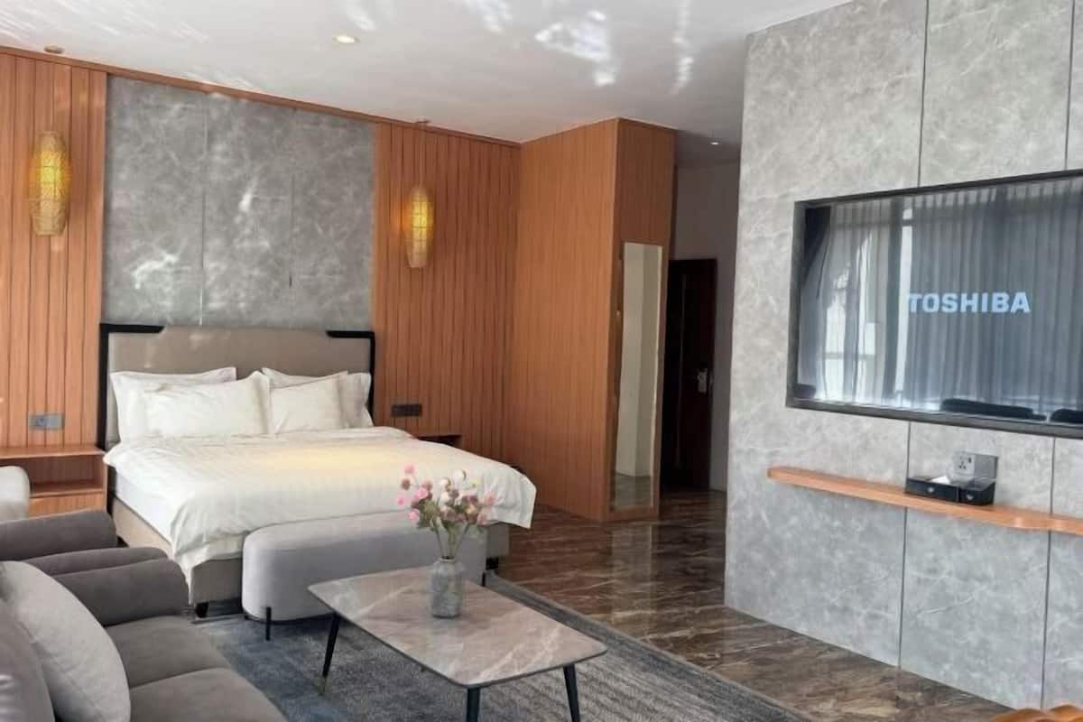 Free minibar items, blackout curtains, free WiFi, bed sheets