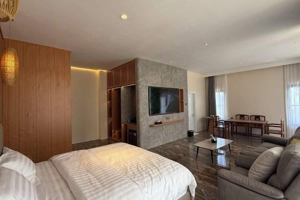 Frigobar (abastecido com alguns itens grátis), cortinas blackout