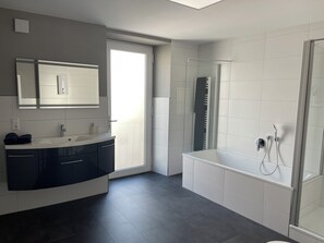 Douche, sèche-cheveux, serviettes fournies, savon