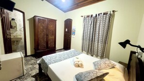 1 bedroom, WiFi, bed sheets - Double Suite in the Center of Paraty Close to the bus station and Historic Center (Parque Imperial Paraty)