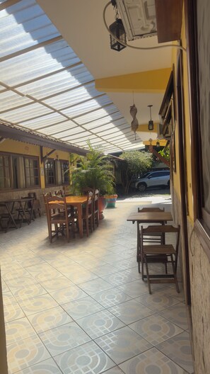 Outdoor dining - Double Suite in the Center of Paraty Close to the bus station and Historic Center (Parque Imperial Paraty)