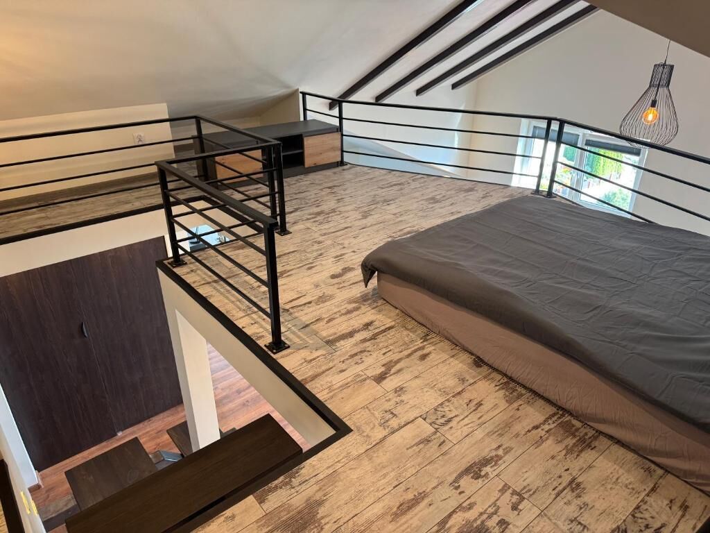 2 bedrooms, desk, iron/ironing board, WiFi