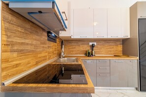 Kühlschrank, Mikrowelle, Ofen, Herdplatte