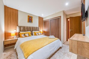 2 quartos, ferros/tábuas de passar roupa, berço de viagem