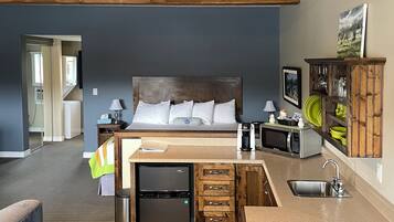 Suite Luxury, vista baia | Cucina privata | Mini-frigorifero, microonde, pentole/stoviglie/utensili