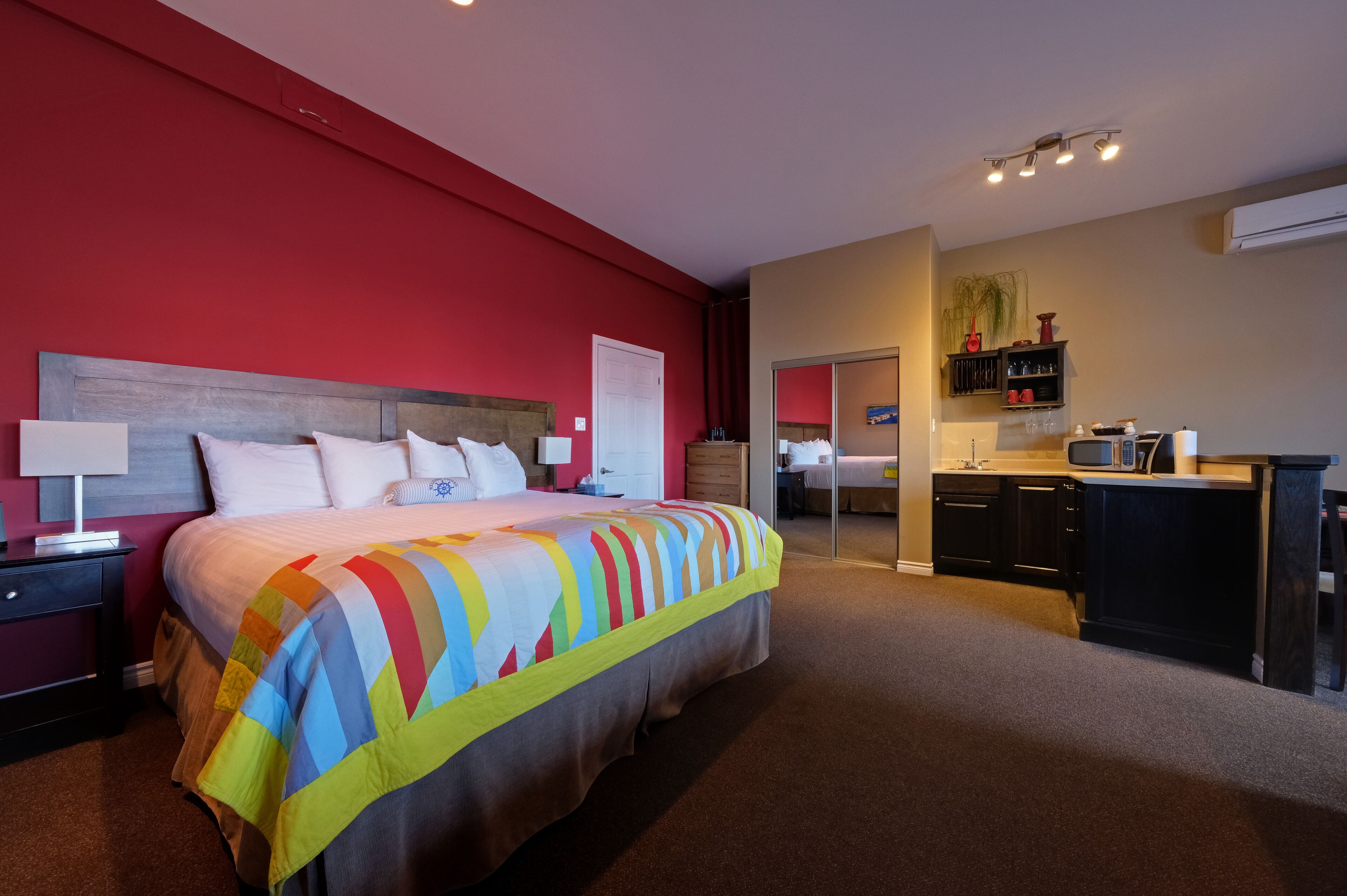 Kannettavalle tietokoneelle sopiva työtila, pimennysverhot