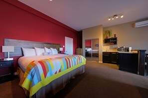 Kannettavalle tietokoneelle sopiva työtila, pimennysverhot