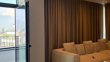 Appartement | Woonruimte | Een 32-inch flatscreentelevisie met kabelzenders