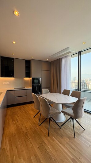 Three-Bedroom Deluxe Apartment | Private kitchen | Oven, stovetop - Blue Boutique Apartments 4 (Tirana)