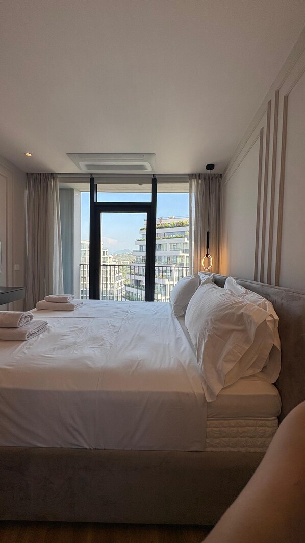 Three-Bedroom Deluxe Apartment | Free WiFi