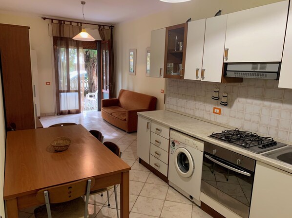 Réfrigérateur, surface de cuisson, vaisselle et ustensiles