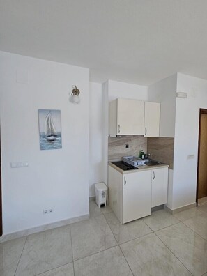 Køleskab, køkkentøj/tallerkener/redskaber