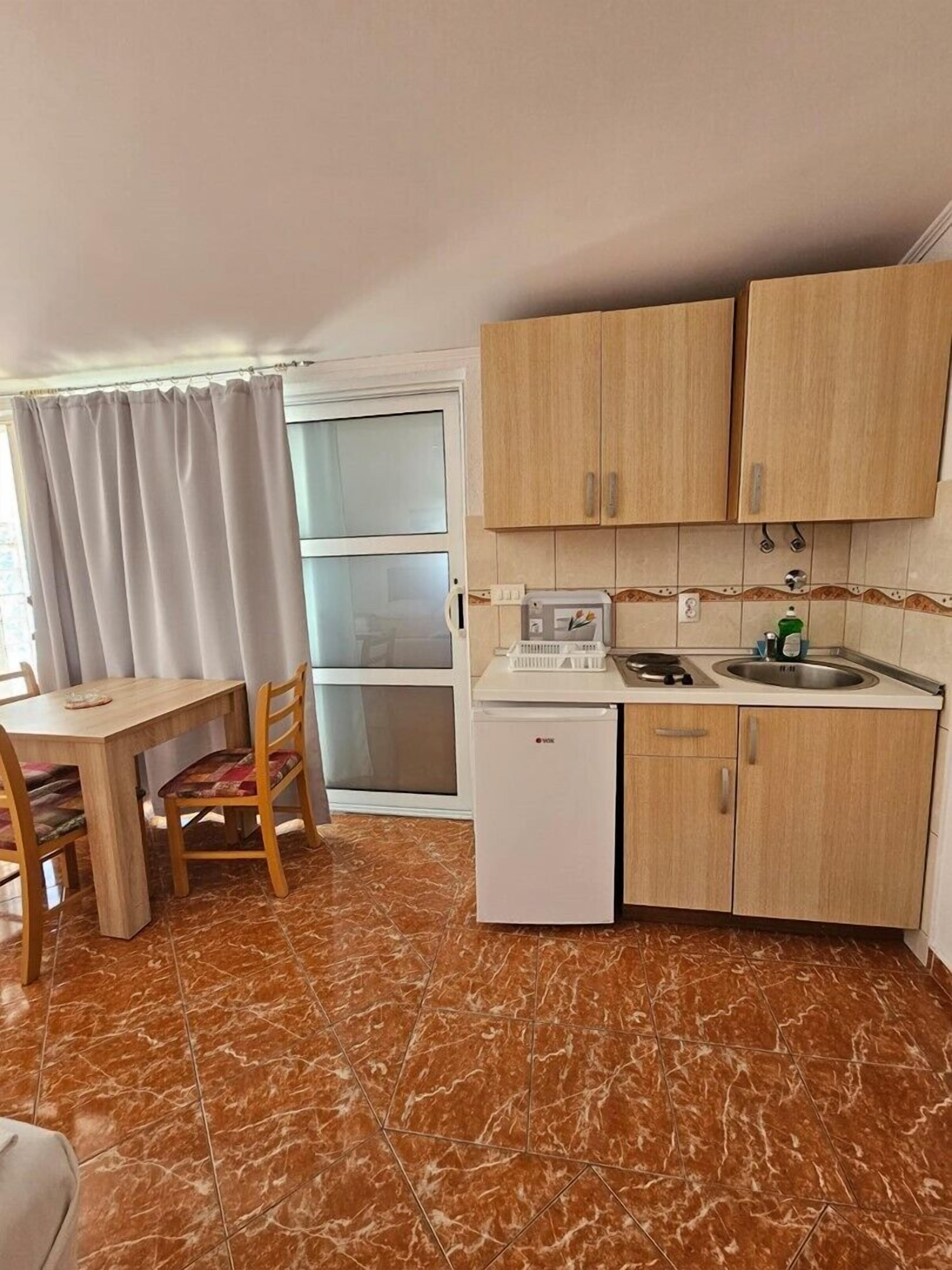 Fridge, cookware/dishes/utensils