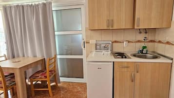 Fridge, cookware/dishes/utensils