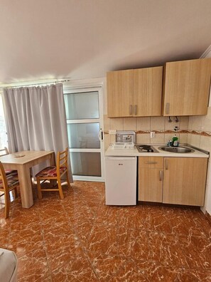 ثلاجة، مستلزمات طهي/أطباق/أوعية