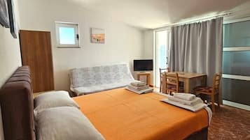 1 bedroom, WiFi, bed sheets