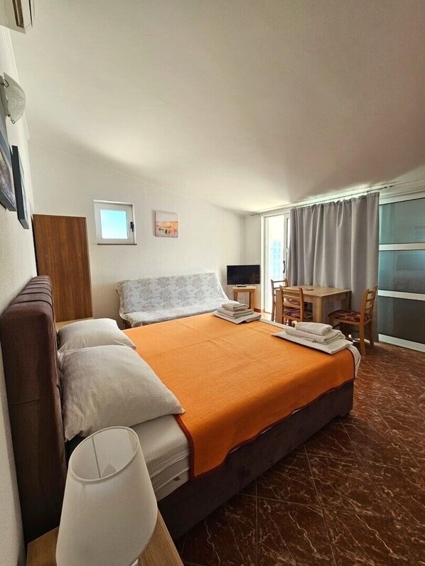 1 bedroom, WiFi, bed sheets