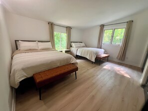 5 bedrooms, iron/ironing board, WiFi, bed sheets - Bogey's Hideaway-Spacious 5-bedroom house minutes to downtown Lake Geneva. (Lake Geneva)