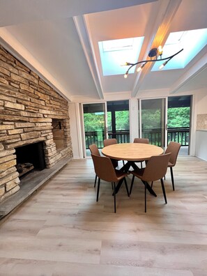 Dining - Bogey's Hideaway-Spacious 5-bedroom house minutes to downtown Lake Geneva. (Lake Geneva)